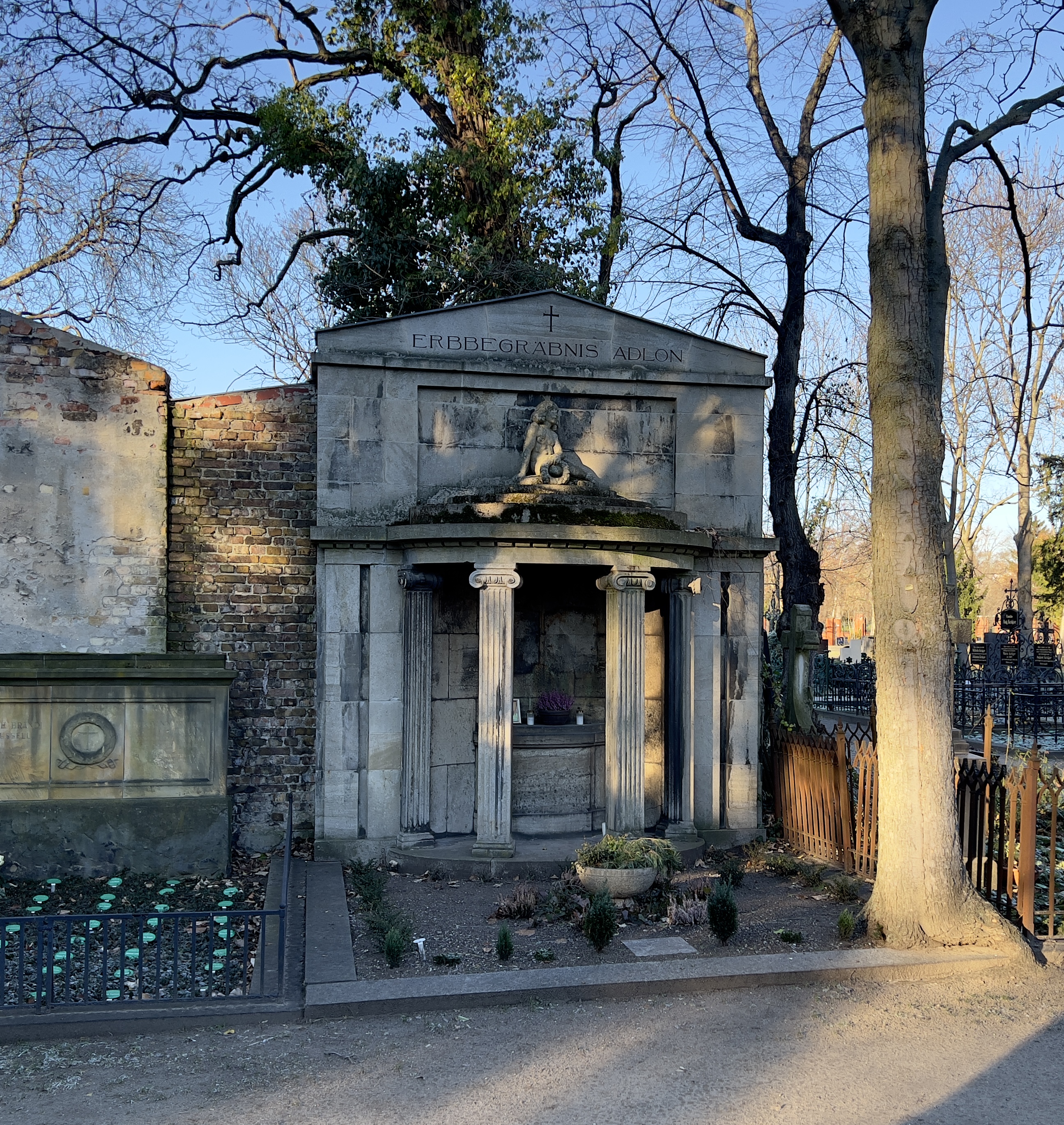 Grabstein Susanne Adlon, geb. Wannsiedel, Alter Domfriedhof der St.-Hedwigs-Gemeinde, Berlin-Mitte
