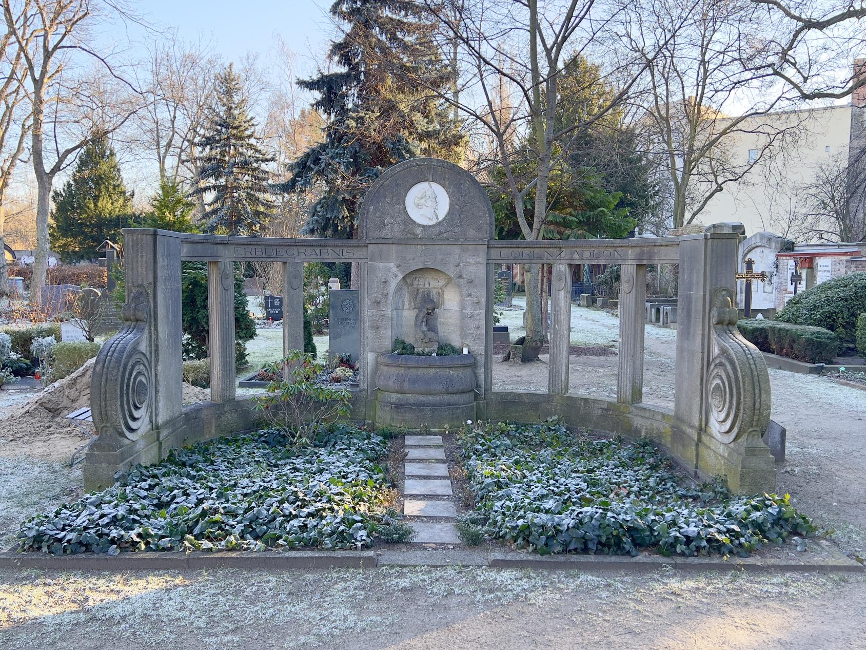 Grabstein Elsa Neumann, geb. Adlon, Alter Domfriedhof der St.-Hedwigs-Gemeinde, Berlin-Mitte
